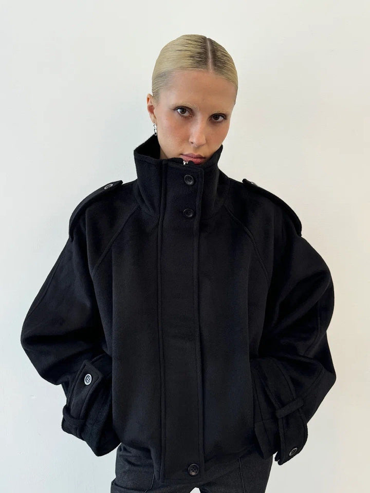 Dam kort oversize ull jacka med ståkrage och Epaulets