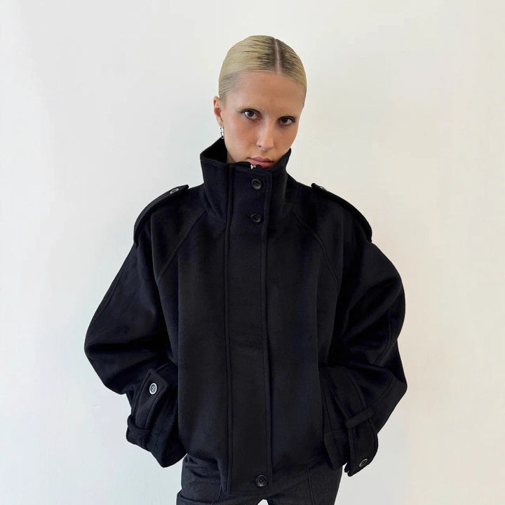 Dam kort skärning oversize ull jacka med hög ståkrage, shoulder flaps och justerbar ärm straps