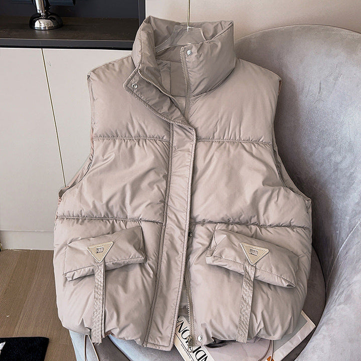 Dam compact thermo puffer väst med high ståkrage, concealed front placket, och stor utility flap fickor