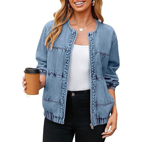 Dam bomber-stil denimjacka med round neck, piping seams, och elastic fåll