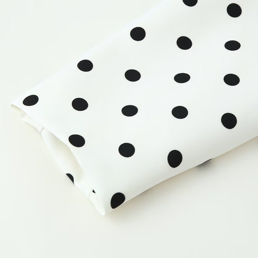 Dam figursydd kort jacka med round neckline, kontrast piping och polka dot mönster