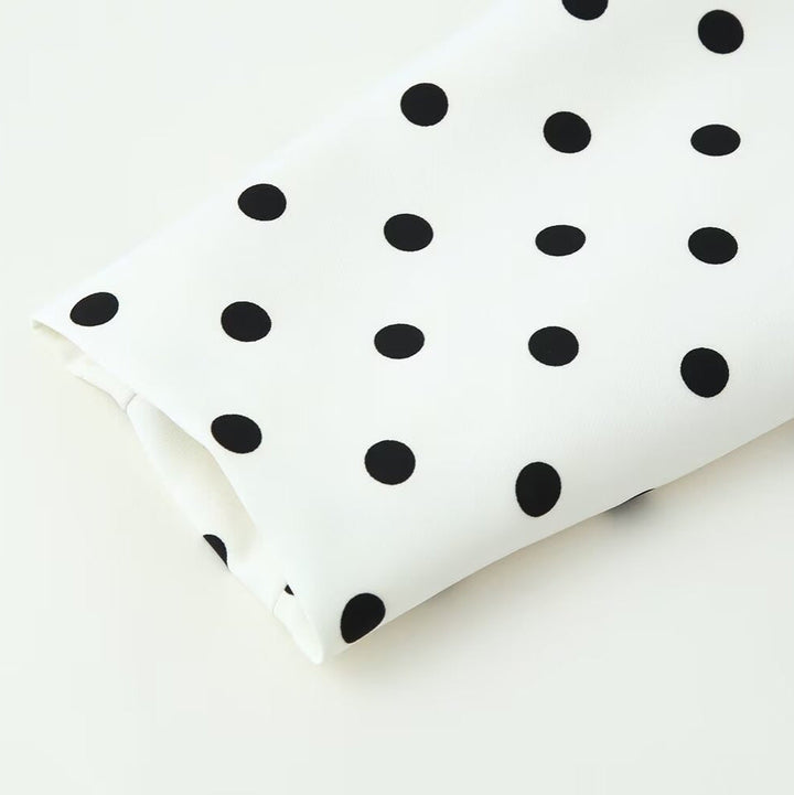 Dam figursydd kort jacka med round neckline, kontrast piping och polka dot mönster