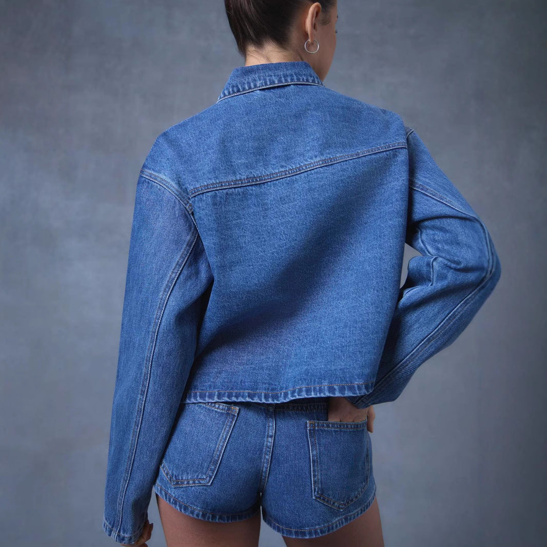 Dam kort jeansjacka med decorative knot closures, boxy silhuett och skjortkrage