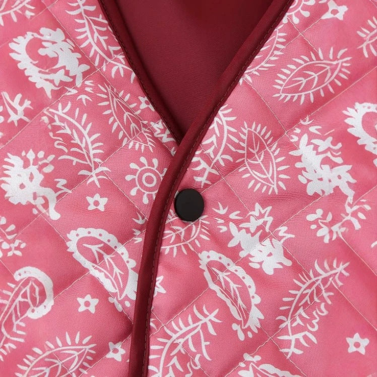 Dam Quiltad Kort Jacka med V-ringad, Paisley Mönster och Contrasting Piping