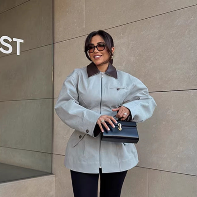 Dam oversize jacka in läderlook med kontrasterande skjortkrage och dragkedja