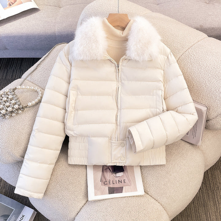 Dam kort kviltad bomber jacka med removable fur krage och figurnära ribbed waistband