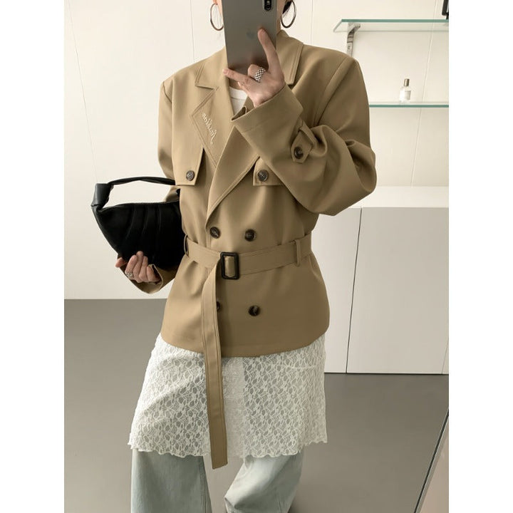 Dam kort trenchcoat med figure-flattering knytband och voluminous balloon ärmar