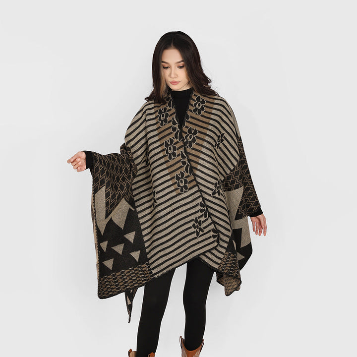 Dam Oversize Jacquard Ruana i Ethno Patchwork design