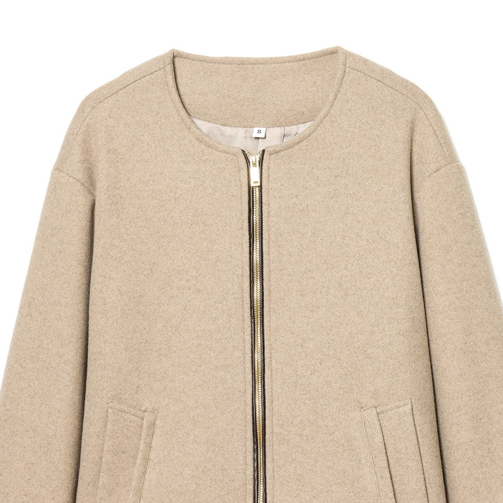 Dam kort ullblandning blouson med rund hals, gold-colored dragkedja, och läder kant på cuffs