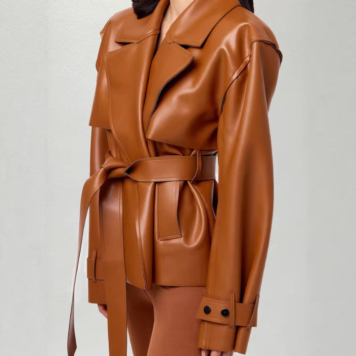 Dam Kort Tailored Faux Läder Trench Stil Jacka med Belt och Cape Detail