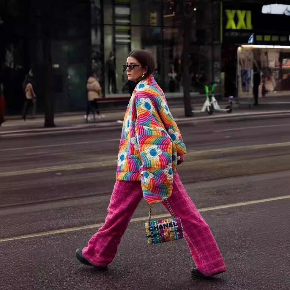 Dam kort oversize vadderad jacka med Colorful Rainbow Stripes och Flower Application