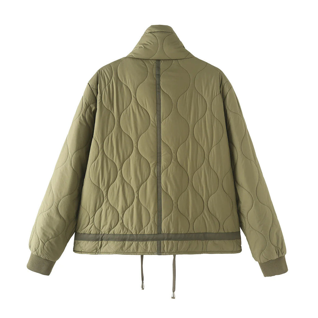 Dam quiltad kort jacka med high ståkrage, stor flap fickor, och drawstring fåll