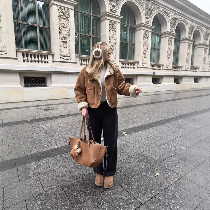 Dam kort jacka in lambskin look med hög ståkrage och utanpåfickor