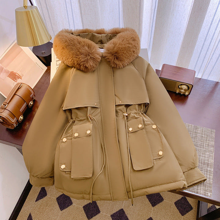 Dam mysig utility kort parka med extra voluminous fuskpälskrage, cargo outer fickor och figursydd drawstring