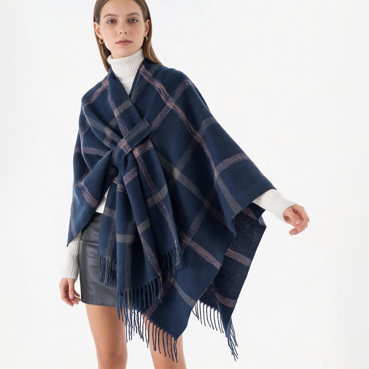 Dam oversized capeponcho tillverkad av ullblandning med tie bälte, fringes, och stor check mönster