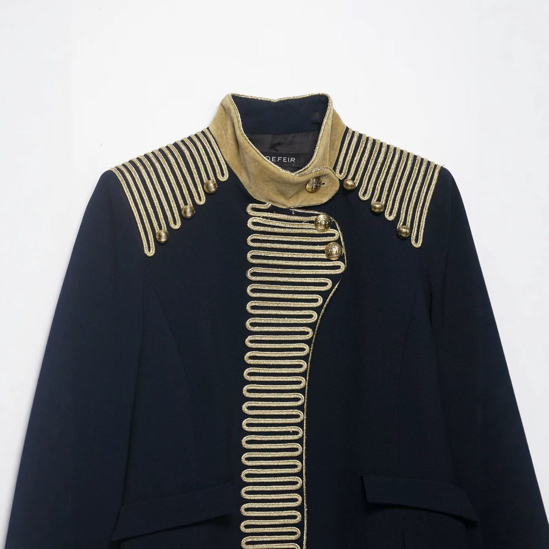 Dam Kort Military Jacka i Parade Look med Guld Cord Decoration och Velvet Muddar