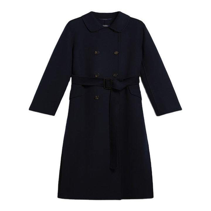 Dam lång kappa in a minimalistisk kappa dress look med dold double row och tyg bälte
