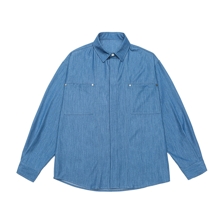 Herr overshirt tillverkad av kraftig twill kvalitet med dold knäppslå och bröstfickor