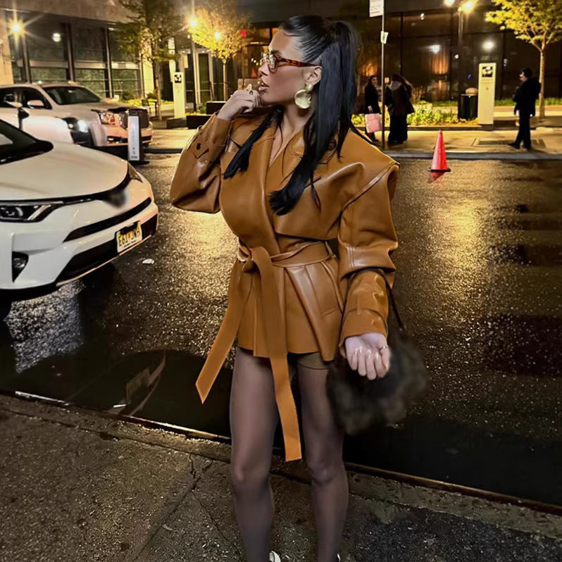Dam Kort Tailored Faux Läder Trench Stil Jacka med Belt och Cape Detail