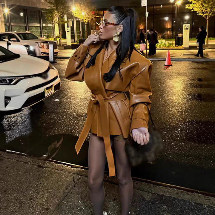 Dam Kort Tailored Faux Läder Trench Stil Jacka med Belt och Cape Detail