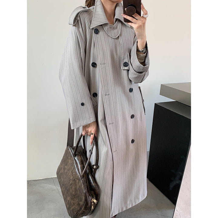 Dam pinstripe trenchcoat med boxy silhuett, shoulder patches, och dold knytband