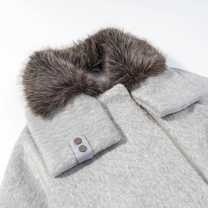 Dam kort oversized jacka i ullblandning med voluminous fuskpälskrage och patch flap fickor