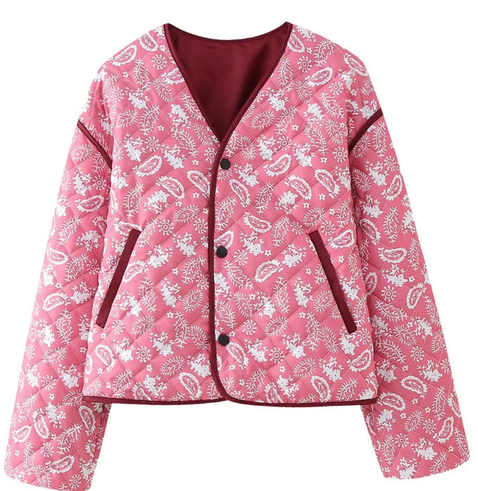 Dam Quiltad Kort Jacka med V-ringad, Paisley Mönster och Contrasting Piping