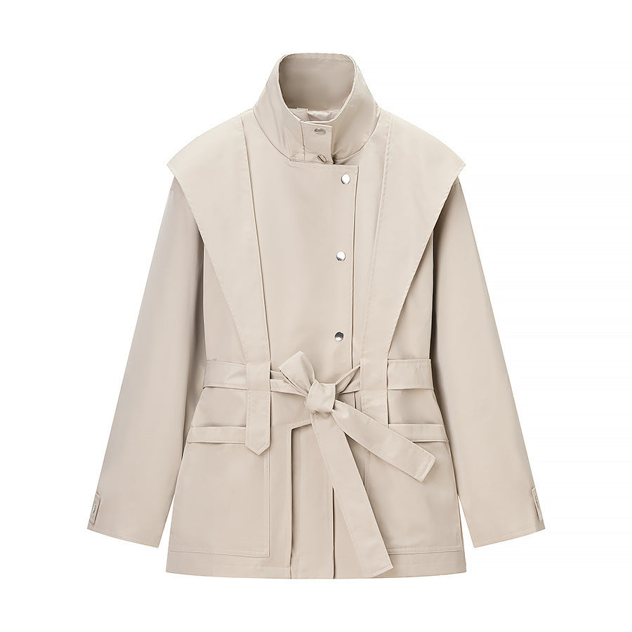 Dam kort jacka med cape shoulder, ståkrage och midjebälte