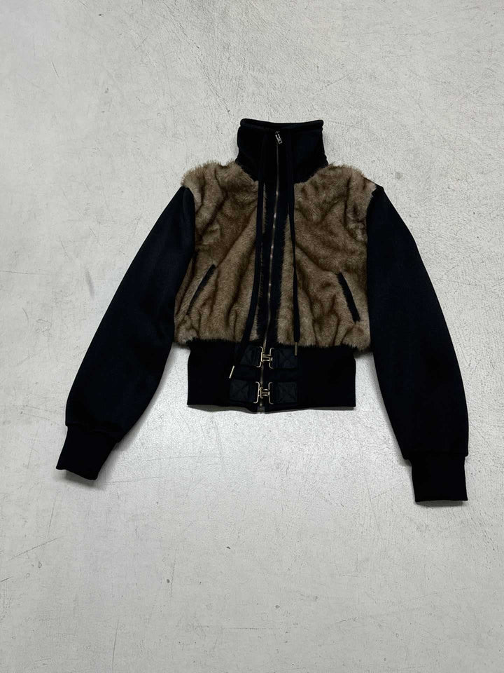 Dam kort jacka med faux fur front, high standing krage och figursydd ribbed waistband
