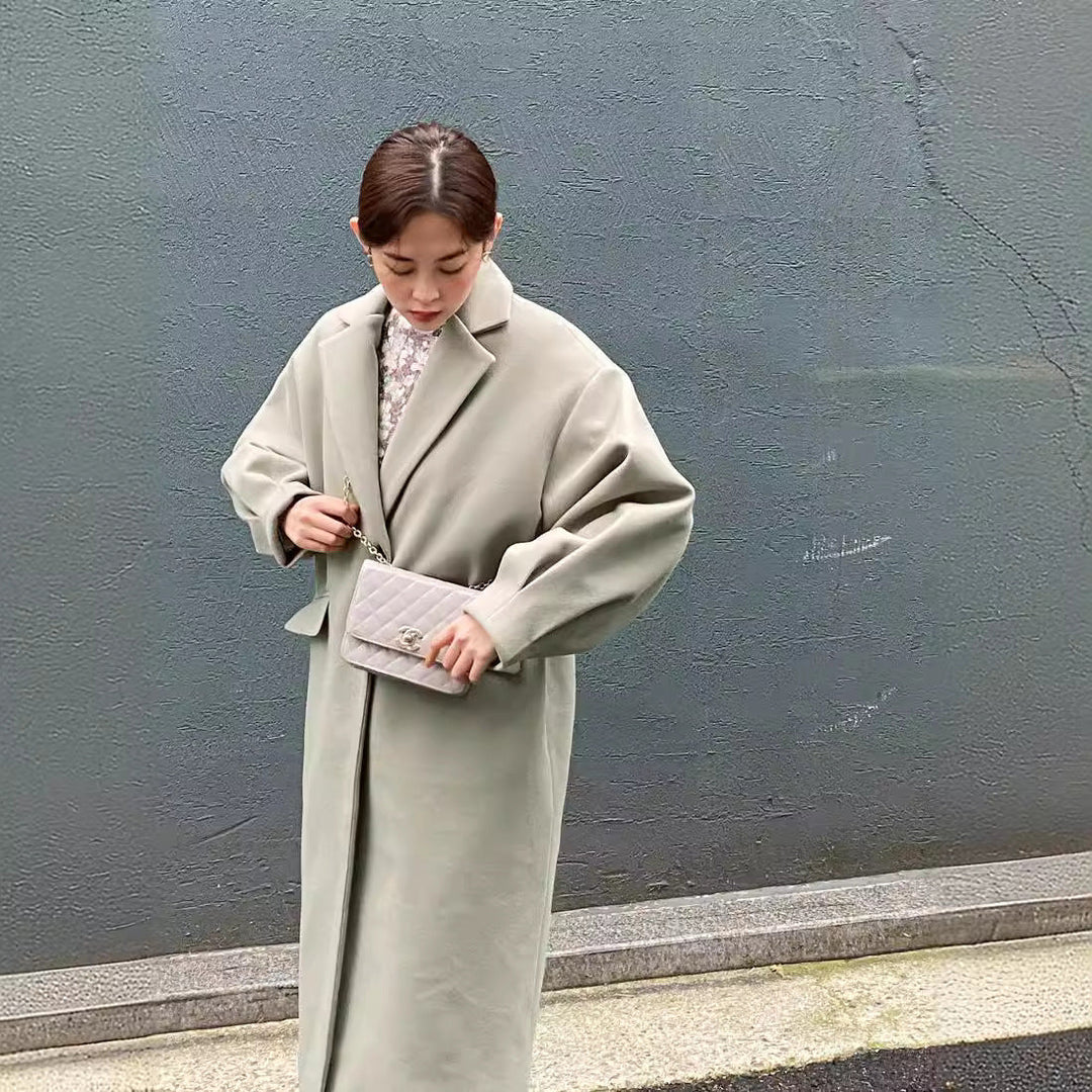 Dam lång modell ullblandning kappa med boxy oversizepassform och clean lapel