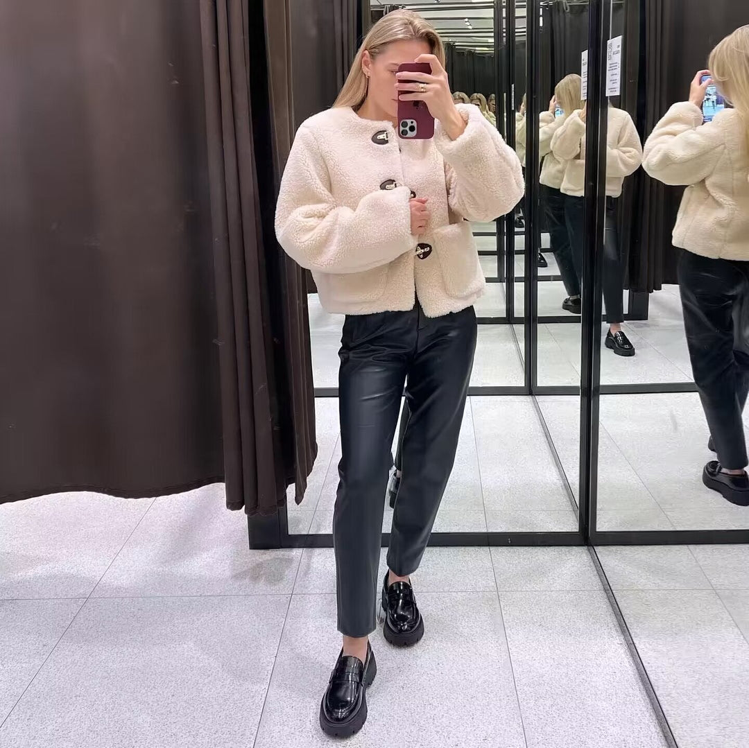 Dam teddy jacka med toggle fastenings och stor påsydda fickor