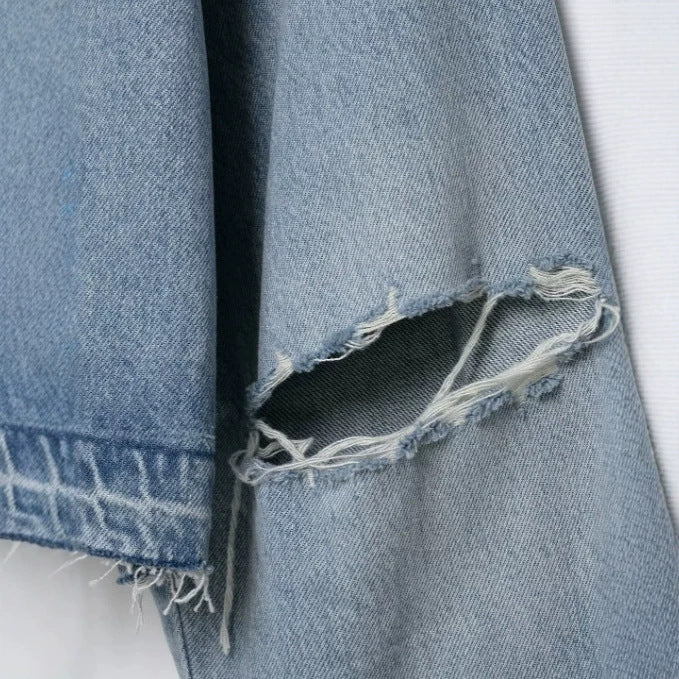 Dam Kort Denimjacka i Boxig Skärning med Frayed Nederkant och Patch Chest Ficka