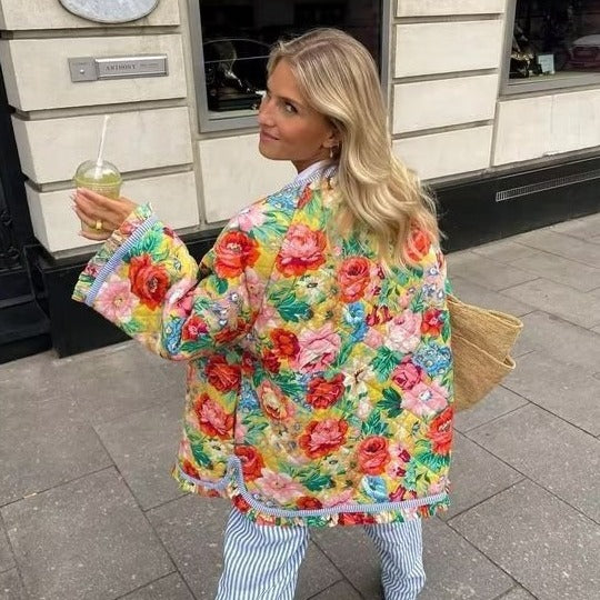 Dam quiltad swing jacka med floral quilt rund hals och ruffle fåll