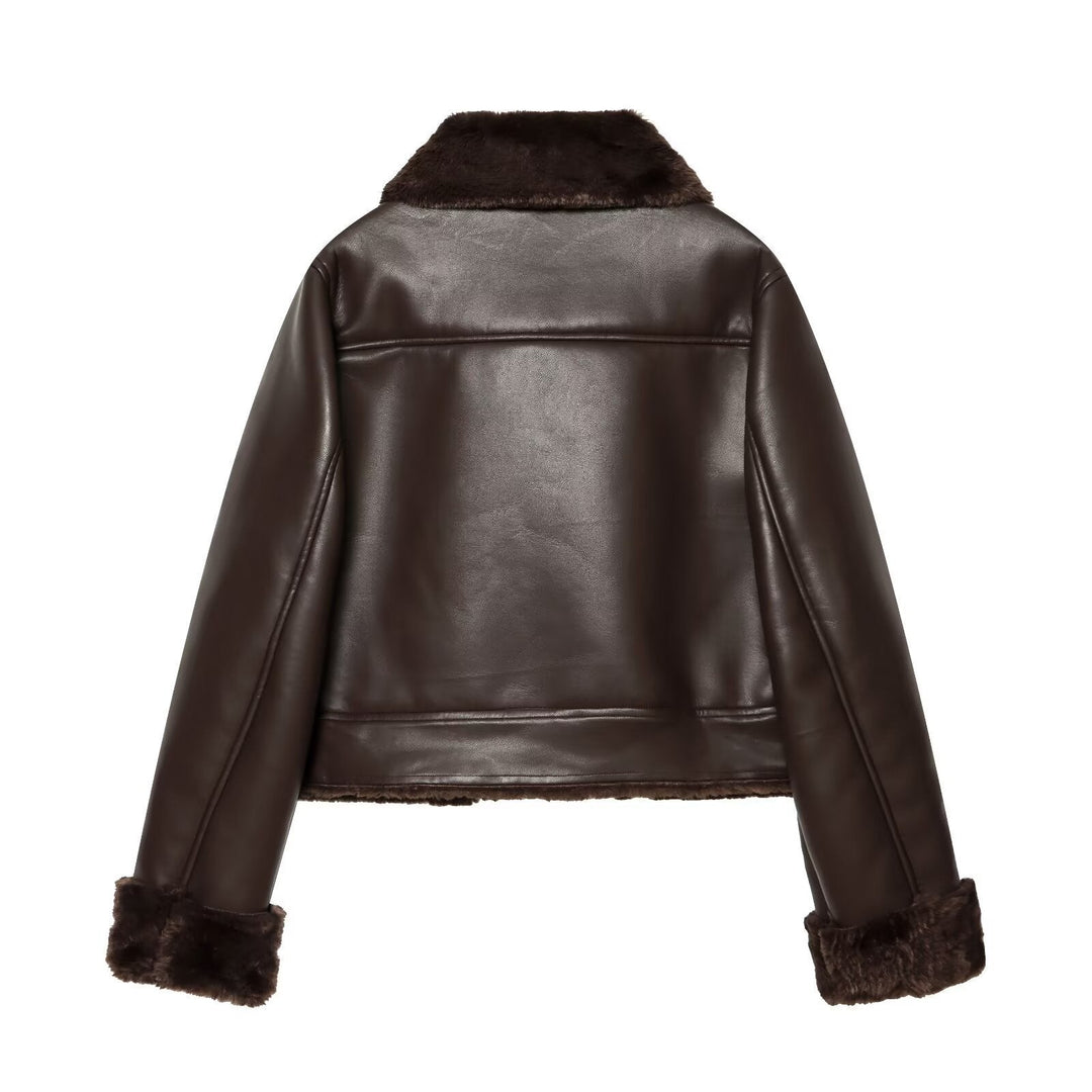 Dam kort jacka in lambskin look med fur krage, utanpåfickor och knappslå