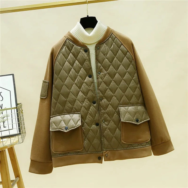 Dam quiltad baseball bomberjacka med diamond stitching, flap fickor, och elastiska muddar