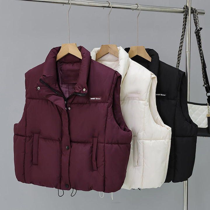 Dam kort skärning thermo quiltad väst med high ståkrage, snap button front och adjustable drawstring fåll
