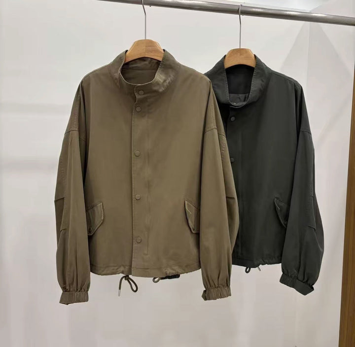 Dam Boxy kort jacka in oversize skärning med Stand krage, fåll med dragsko och Flap fickor