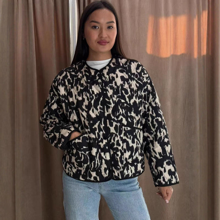 Dam kviltad jacka in oversize boxig skärning med round neckline och abstract animal tryck