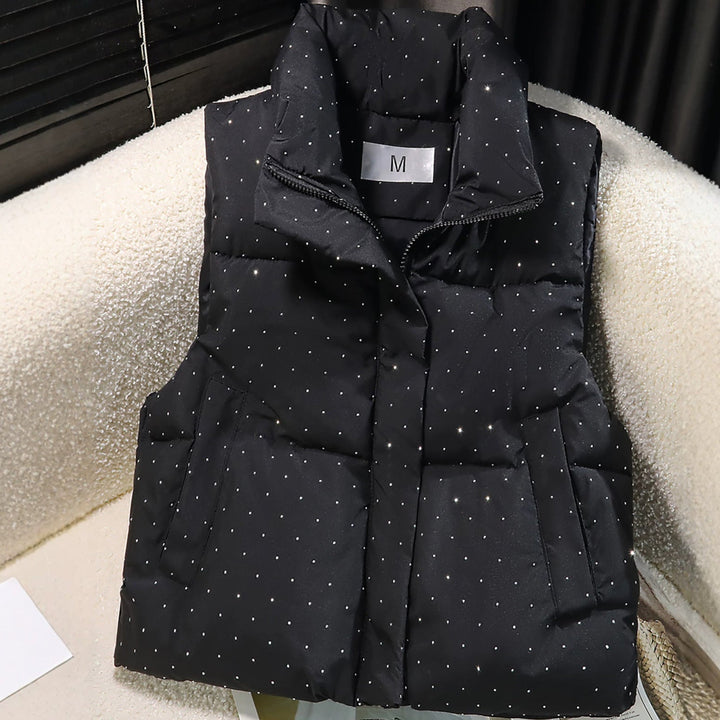 Dam vadderad quiltad väst med hög krage och Discreet Rhinestone Applications
