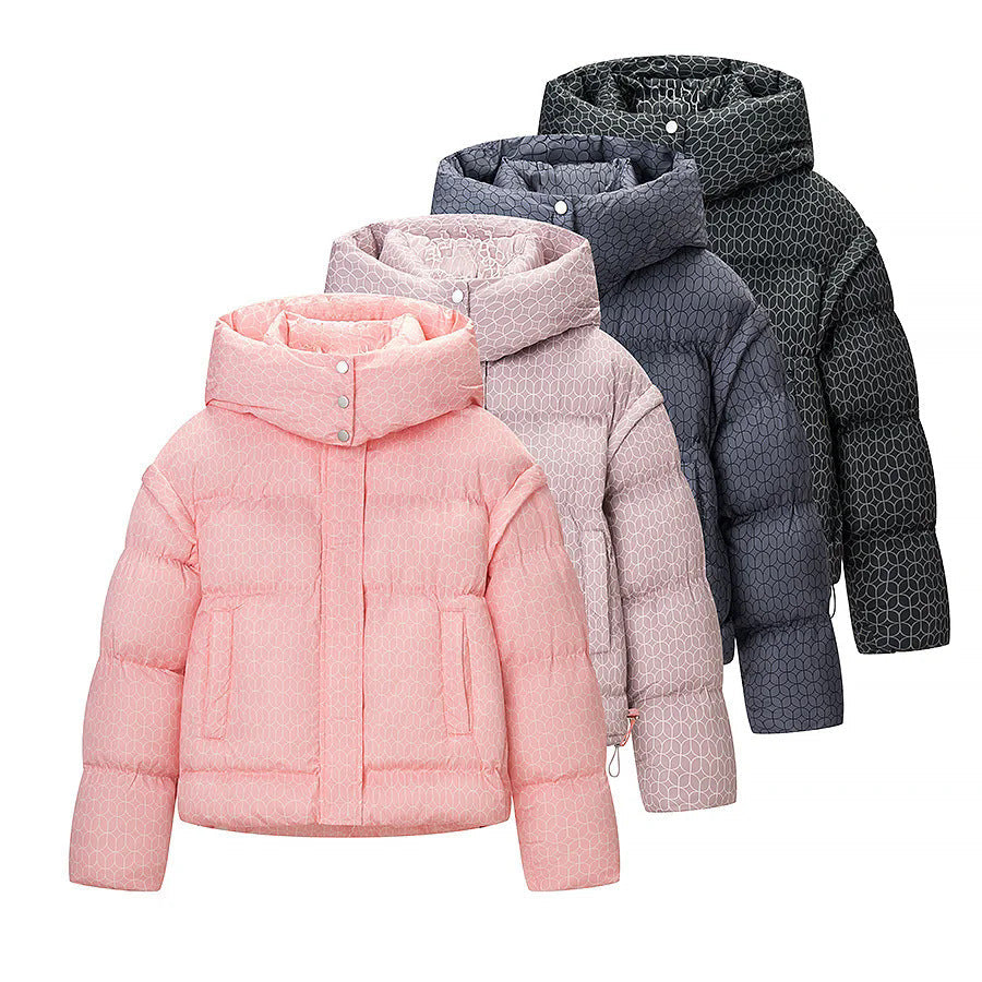 Dam kort boxy quiltad jacka med graphic quilt mönster, stor huva, concealed snap knäppning och drawstring fåll