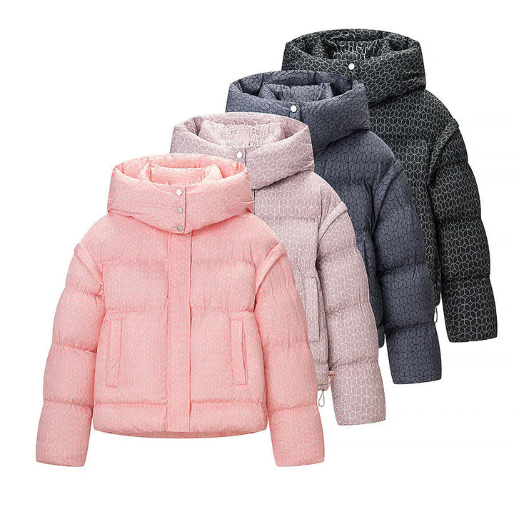 Dam kort boxy quiltad jacka med graphic quilt mönster, stor huva, concealed snap knäppning och drawstring fåll