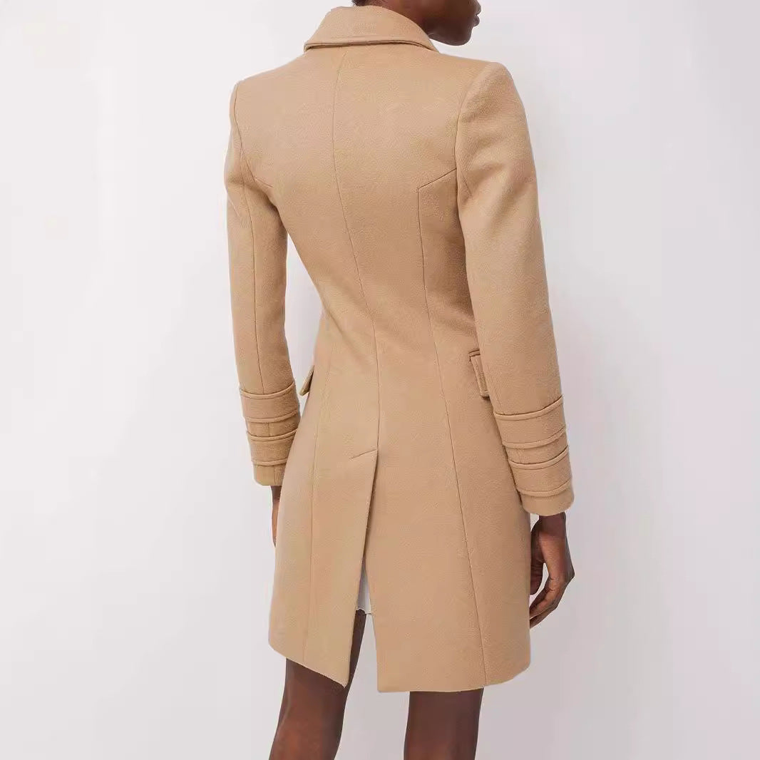 Dam kort kappa in blazer dress stil med structured waistline och golden dekorativ knappar