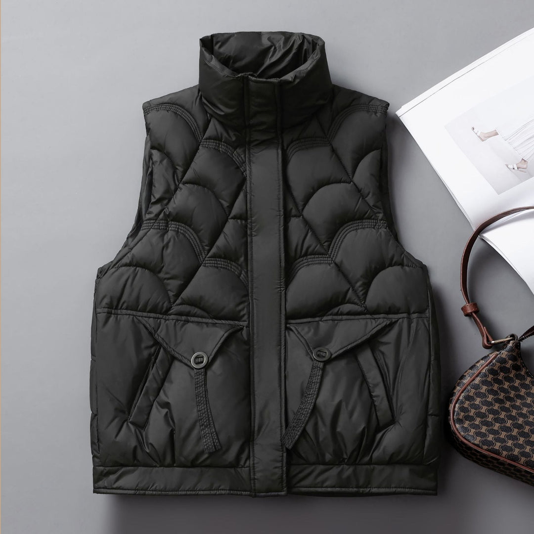 Dam quiltad thermal väst med high stand krage, concealed front placket och stor flap fickor