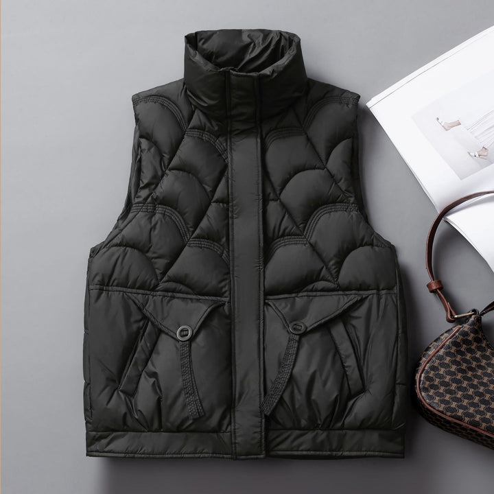 Dam quiltad thermal väst med high stand krage, concealed front placket och stor flap fickor