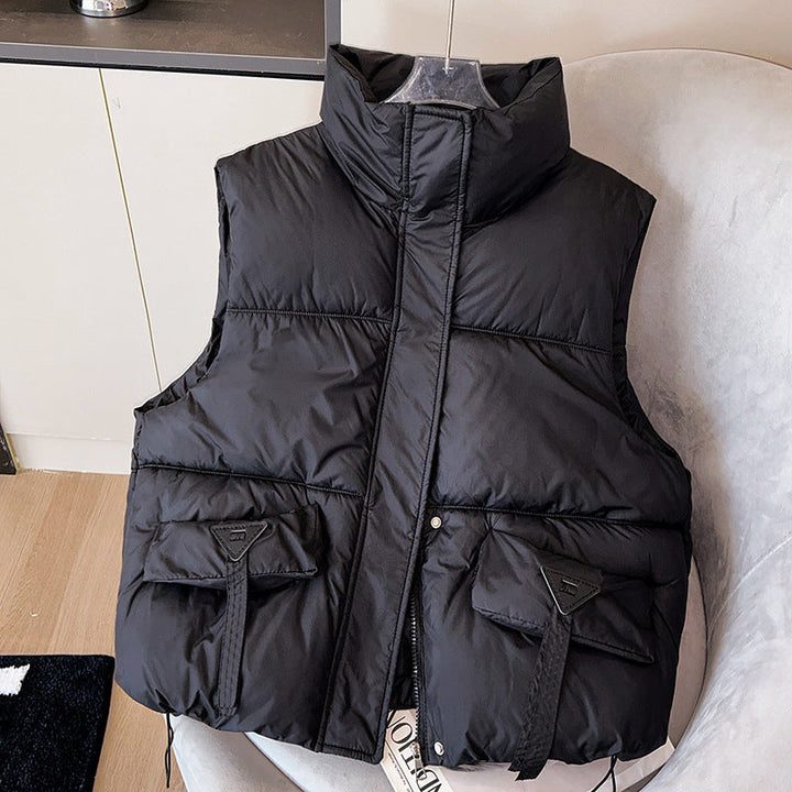Dam compact thermo puffer väst med high ståkrage, concealed front placket, och stor utility flap fickor