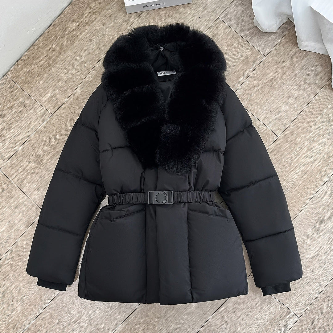 Dam figursydd kort quiltad jacka med voluminous sjalkrage tillverkad av Faux Fur och Decorative bälte