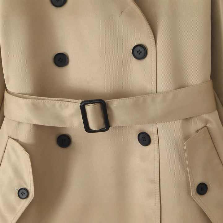 Dam Kort Skräddarsydd Dubbel-Breasted Trench med Cape Ärmar och Knytbälte