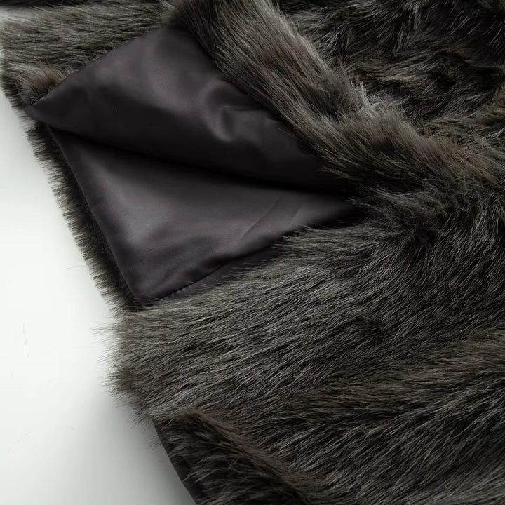 Dam kort faux fur kort jacka med high ståkrage, kort boxy skärning och lång pile artificial fur look