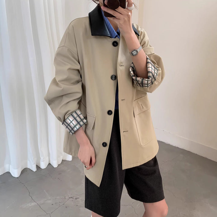 Dam kort jacka in trench stil med läder krage och Cuffable rutig muddar