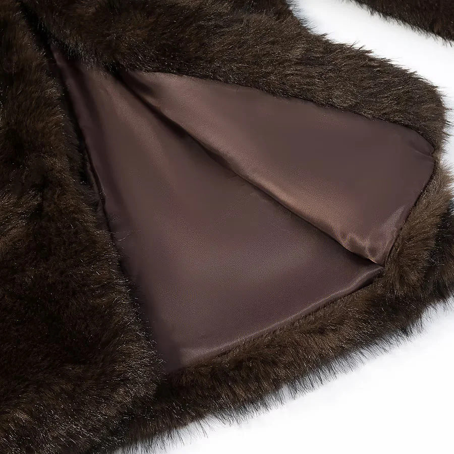 Dam kort vegan faux fur kappa med sjalkrage, concealed closure och straight skärning